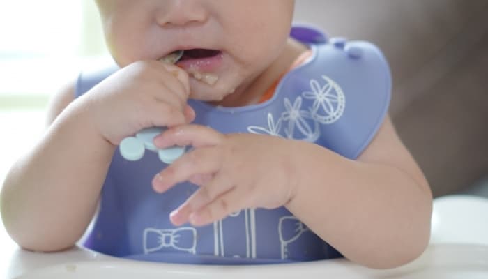 離乳食エプロンを引っ張る・食べる時の対策