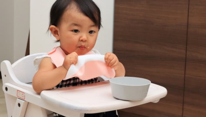 赤ちゃん 離乳食 エプロン 遊ぶ